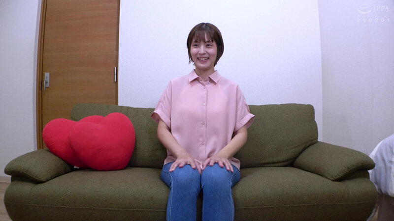 スレンダーな肢体に不釣り合いな人妻爆乳。長袖の下に隠された「激弱の脇」をノースリーブで晒す屈辱！ バンザイ強○＆馬乗り拘束で理性が焼き切れる 玉城夏帆 サンプル画像 1